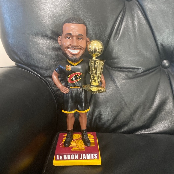 LeBron James Bobblehead CHAMPIONSHIP Cleveland cavaliers With Trophy 2016 nba - Picture 1 of 8